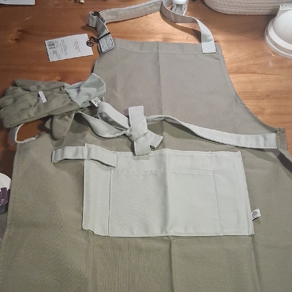 Hearth & Hand Apron And Glove Kids Set